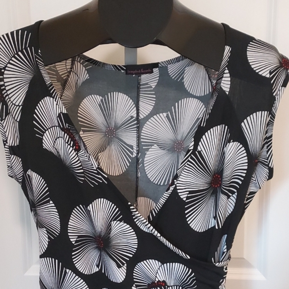 *Black Background w/ White & Red Floral Print Drop Waist Cross Bodice Size Large